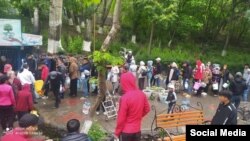 Ош шаары, сууга кезекке тургандар. 21-май, 2022-жыл. Интернет колдонуучулары жарыялаган 