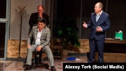 “Дежавю” спектаклине даярдануу учурунда тартылган сүрөт.