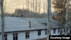 Баткендин Кыштут айылындагы орто мектептин артынан көрүнүшү. 2022-жыл.