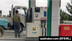 Ýangyç guýýan beketleriň işgärleri şu günler uly ýollaryň ugrundaky beketlere günde diňe 8-9 tonna dizel gelýändigini aýdýarlar. (Illýustrasiýa suraty)