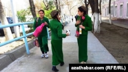 Ýaşyl reňkli uzyn köýnek orta mekdeplerinde okaýan gyzlaryň geýimi. Türkmenistan (arhiw suraty) 