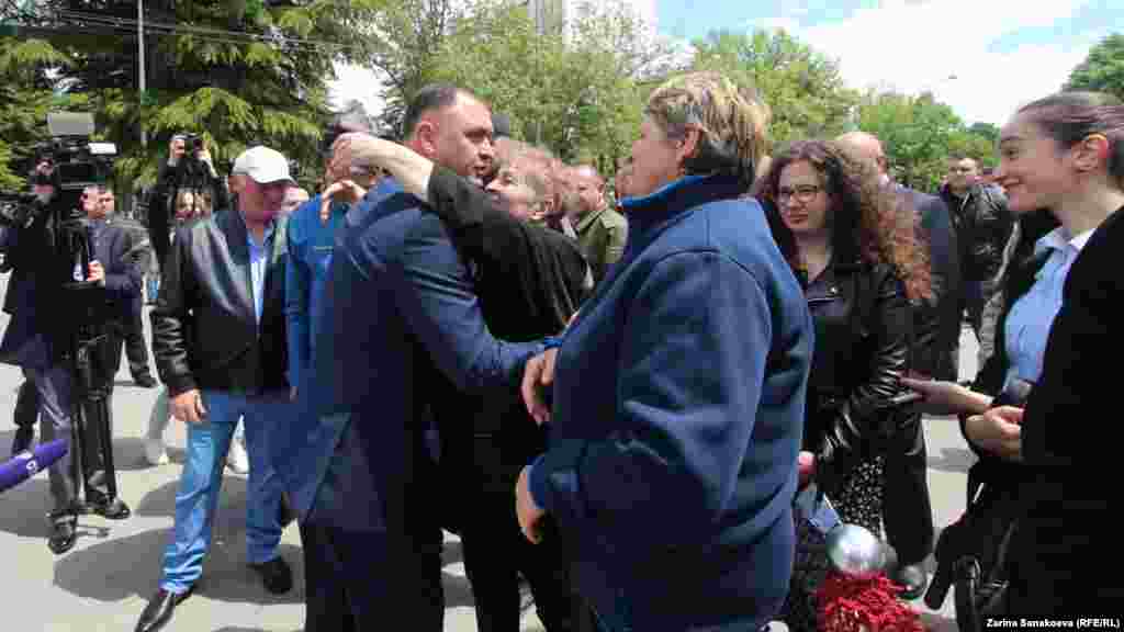 После инаугурации Гаглоев встретился с собравшимися на центральной площади