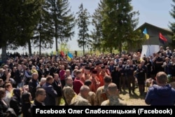 Прощання із Денисом Антіповим у Хотомирі на Івано-Франківщині, де його похоронили. 19 травня 2022 року