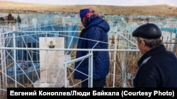 Таклина и Сергей Никоновы часто бывают на кладбище, где похоронен их сын Андрей. Он погиб в Чечне