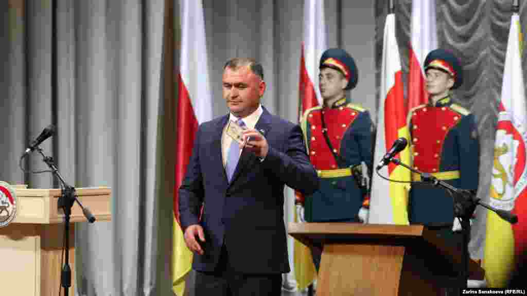 Гаглоев &ndash;&nbsp;пятый президент Южной Осетии. Он принес клятву на Конституции на двух языках &mdash; осетинском и русском