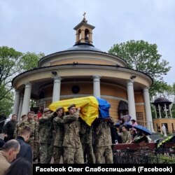 Прощання із Денисом Антіповим на Аскольдовій могилі у Києві. 18 травня 2022 року