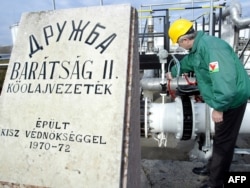 Угорський інженер працює на приймальному майданчику нафтопроводу «Дружба» на нафтопереробному заводі на південь від Будапешту. (архівне фото)