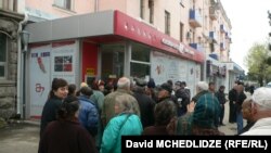 Пенсия вырастет примерно у 103 тысяч пожилых людей: таково приблизительное число пенсионеров, подпадающих под статус социально незащищенных лиц. Остальные получат надбавки к пенсиям лишь в 2016 году