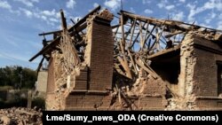 У Сумському та Шосткинському районах обстріли пошкодили десятки приватних будинків, триває ліквідація наслідків