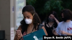 Студенти Нью-Йоркського університету стоять у черзі на тестування щодо вірусу перед початком занять. 18 серпня, 2020 року