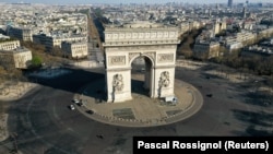 Ֆրանսիա - Սովորաբար մարդաշատ՝ աշխարհահռչակ Հաղթական կամարի Էտուալ հրապարակը դատարկ է, ապրիլ, 2020թ.