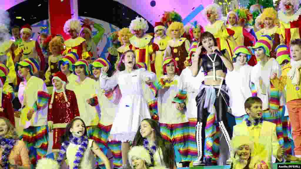 Республикакүләм зур Чыршы бәйрәме мизгелләре, махсу чакырылган&nbsp;​IOWA төркеме&nbsp; &nbsp;