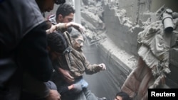 Бомбалоодон жабыркагандарга жардам көргөзүү  учуру. Чыгыш Гутанын Дума шаарчасы, 22-февраль, 2018-жыл. 