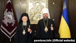 Вселенський патріарх Варфоломій (ліворуч) та митрополит Київський і всієї України Епіфаній під час зустрічі в резиденції глави ПЦУ. Київ, 21 серпня 2021 року