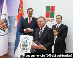 Прэзыдэнт Сэрбіі Аляксандар Вучыч (зьлева), прэм'ер-міністар Беларусі Андрэй Кабякоў (на пярэднім пляне) і Драгамір Карыч (справа) на сумесным мерыпрыемстве ў Менску ў студзені 2017 году