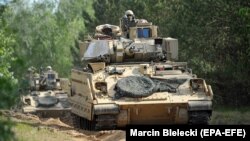 «Բրեդլի» մարտական մեքենաները զորավարժության ժամանակ, արխիվ