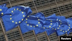 Եվրամիության դրոշները Բրյուսելում Եվրահանձնաժողովի կենտրոնակայանի դիմաց, արխիվ