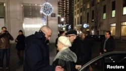 Ходорковский ата-энеси менен жолуккан учур. Берлин, 21-декабрь, 2013-жыл.