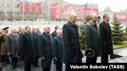 Mixail Qorbaçov (sağdan ikinci) və Heydər Əliyev (soldan üçüncü). Moskva. 9 may 1985