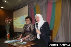 Фәүзия Бәйрәмова (у) һәм китапханәче Исламия Динмөхәммәтова