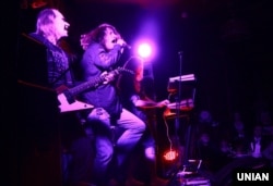 Лідер українського гурту «Скрябін» Андрій Кузьменко (Кузьма) виступає під час презентації нового проекту «Tru la la», в Києві. 30 вересня 2010 року.