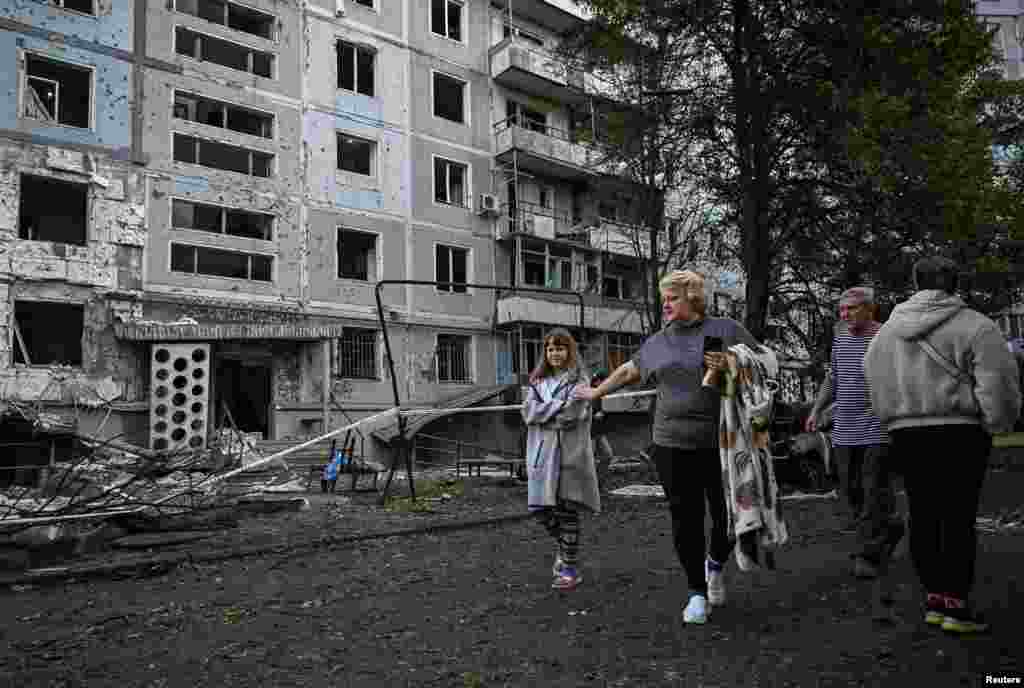 За словами голови Запорізької ОВА Івана Федорова, було щонайменше десять «прильотів» по місту, пошкоджені 8 багатоповерхівок і 8 приватних будинків та нежитлові будівлі. Виникли пожежі, горіли автомобілі. Запоріжжя, 5 жовтня 2025 року