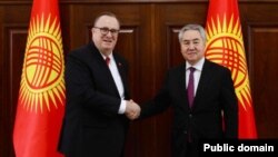 Лесли Вигери жана Жээнбек Кулубаев.