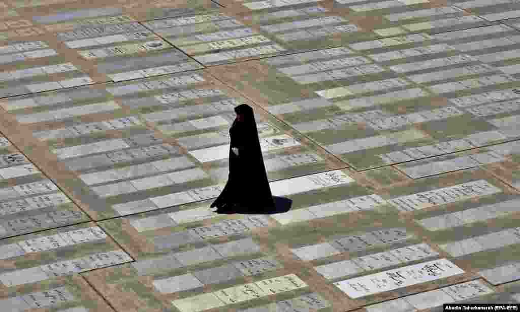 Іранська жінка проходить повз могильні плити, відвідуючи святиню в тегеранському храмі Шах Абдул-Азім в місті Рей, на південь від Тегерану (epa-EFE/Abedin Taherenareh)&nbsp;