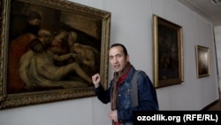 Узбекский реставратор Дилшод Азизов рядом с  картиной предположительно Паоло Веронезе. Ташкент, 2 ноября 2012 года.