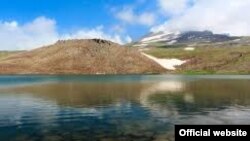 Քարի լիճը Արագածի լանջին: 