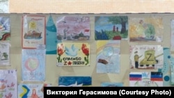 Стенд с рисунками в Доме детского творчества в селе Сакмара Оренбургской области России