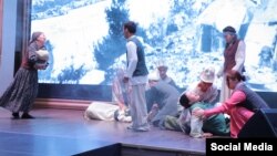 Нуржамал Турган кызынын "Салам айтам сагынычтуу ырлардан" аттуу чыгамарчылык кечесинде жаш актерлор 1916-жылкы Үркүндөгү көрүнүштөрдү аткарышты.