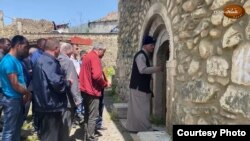 Ուդիական համայնքի ներկայացուցիչները մտնում են Հադրութի Սուրբ Հարություն եկեղեցի։