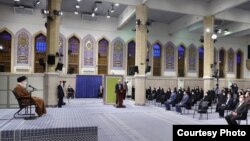 عکسی از دیدار ۲۱ اردیبهشت علی خامنه‌ای با وزیر آموزش و پرورش و گروهی منتخب از معلمان