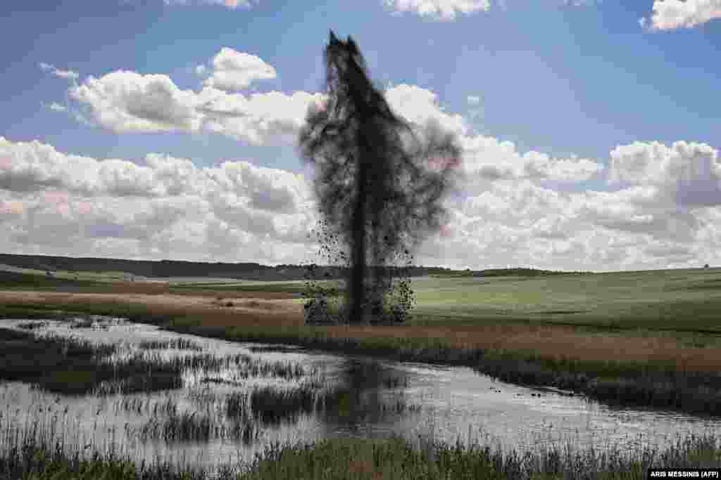 Взрыв снаряда на дороге к Лисичанску