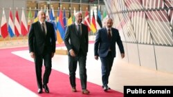 Бельгия -- (слева направо): президент Азербайджана Ильхам Алиев, председатель Европейского совета Шарль Мишель и премьер-министр Армении Никол Пашинян перед встречей в Брюсселе. 22 мая 2022 г.