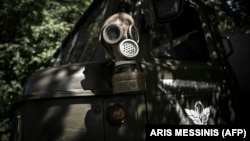 Протигаз на військовій машині на блокпосту українських військовослужбовців біля Лисичанська у травні 2022 року 