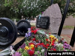 Keriçteki vokzal meydanında 1944 senesi qırımtatar sürgünliginiñ qurbanları abidesinde çeçekler, 2022 senesi mayısnıñ 18-i