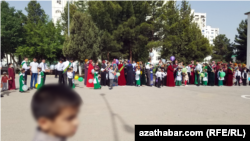 Aşgabadyň mekdepleriniň birinde "Soňky jaň" dabarasy. 2022 ý.