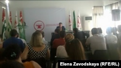 С основным программным докладом выступил член «Айнара» Батал Кация. Он назвал формат мероприятия «семейным» и рассказал о структуре партии