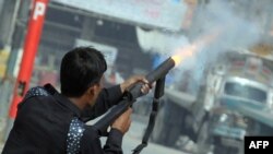 Պակիստանցի ոստիկանը արցունքաբեր գազ է կիրառում ցուցարաների նկատմամբ, 17-ը սեպտեմբերի, 2012