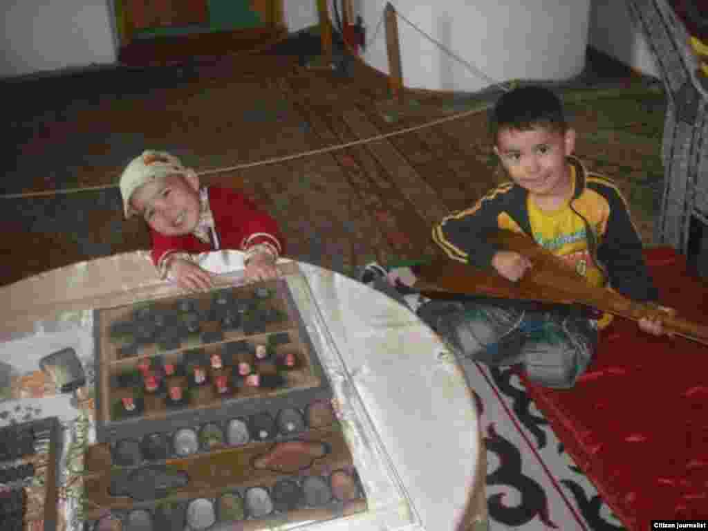 Абай данышпанның ойнаған тоғызқұмалағы мен домбырасы! Ұлдарым, Марғұлан мен Ескендір. Жүктеген Мақсат Құдагелдин.