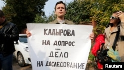 Одиночний пікет опозиціонера Іллі Яшина біля будівлі суду