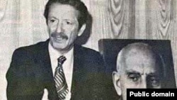 شاپور بختیار همواره به دکتر مصدق به عنوان رهبر سياسی وفادار ماند.