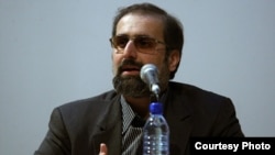 آقای داوری در توئیتر نوشته است که سلب حق نامزدی از احمدی‌نژاد با استناد به «توصیه» آیت‌الله خامنه‌ای «ناقض قانون اساسی» است.