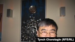 кыргыздын таанымал сүрөтчүсү Асатилла Тешебаев. Грац, Австрия. 2010-жылдын 19-ноябры. TCh.