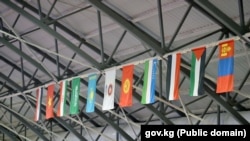 17 жана 23 жашка чейинкилер арасындагы күрөш боюнча Азия чемпионатына катышкан өлкөлөрдүн желеги. 19-июнь, 2022-ж. "Бишкек-Арена" муз майданы.