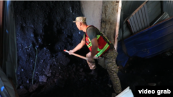 HOWO унаасы көмүр ташып бараткан. ӨКМдин кызматкерлери анын бортундагы көмүрдү бошотуп жаткан учур.