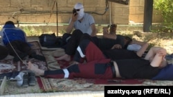 "Шыны пластик құбыр зауыты" жауапкершілігі шектеулі серіктестігі жұмысшылары еңбек жағдайын жақсартуды талап етіп, ереуіл жариялап жатыр. Маңғыстау облысы Мұнайлы ауданы.  1 маусым 2022 жыл.