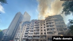 Ракеталык аткылоодон улам талкаланган тогуз кабаттуу үй, Киев шаары. 26-июнь, 2022-жыл.